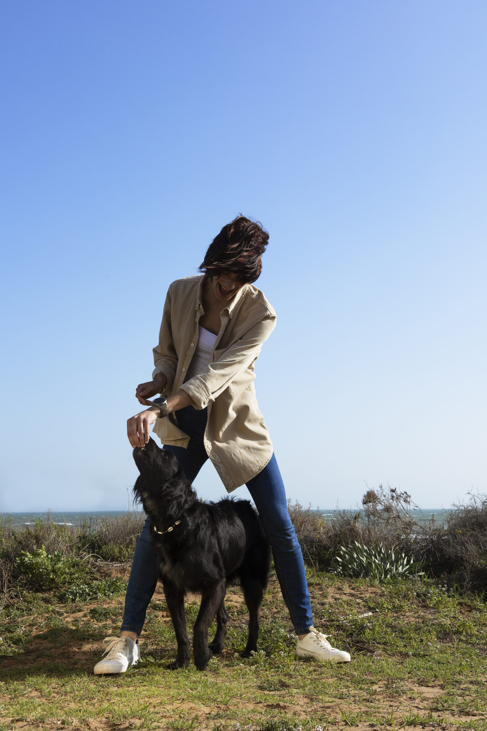 entrenador-de-perros-interactuando-con-su-mascota