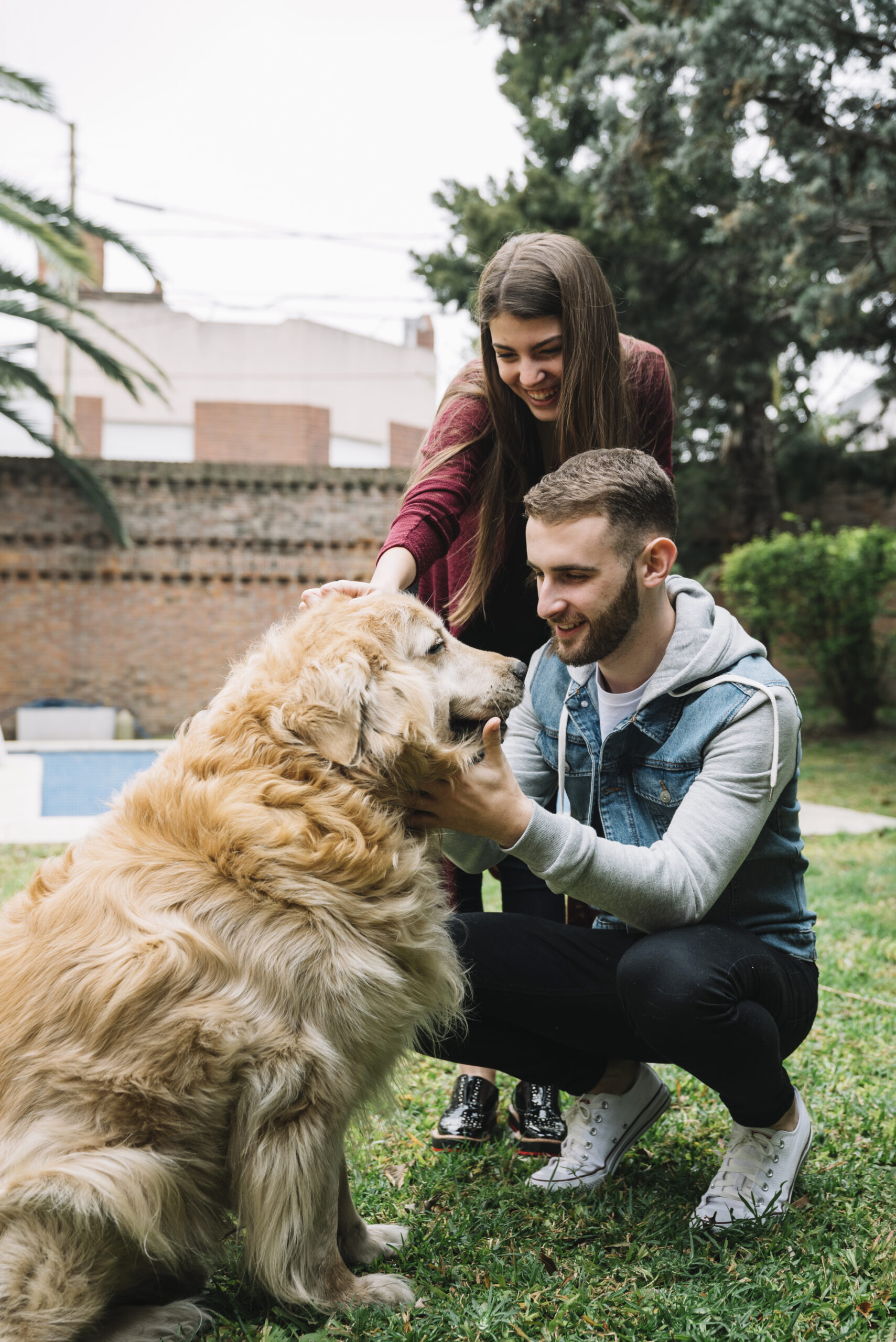 pareja-joven-con-perro-lindo